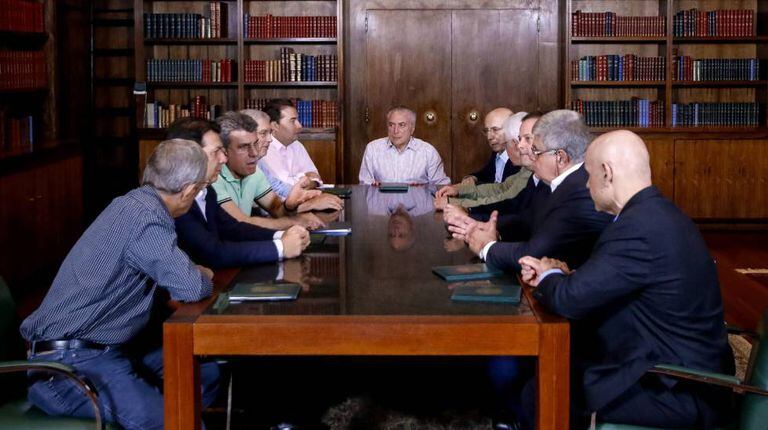 Temer, ministros e parlamentares em reunião no domingo.