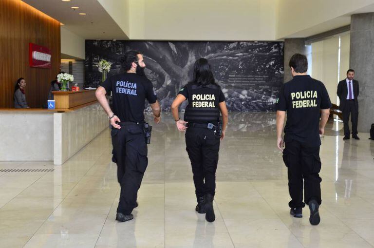 Policiais federais em São Paulo, durante a 23ª fase da Operação Lava Jato.