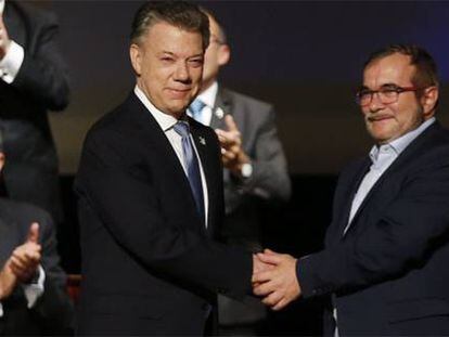 Santos e Timochenko após a assinatura do segundo acordo de paz.