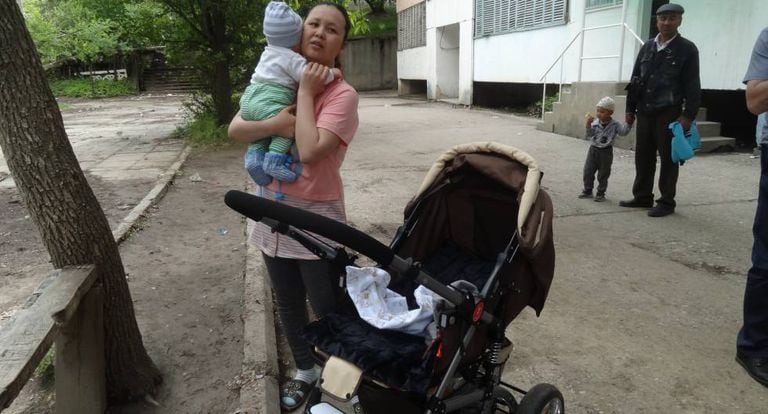 Beguimai Suguenova, com seu filho Daniel.