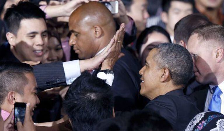 Barack Obama bate sua mão com a de um jovem durante encontro em uma Universidade em Kuala Lumpur.