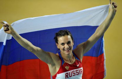sinbayeva com a bandeira da Rússia em 2012.