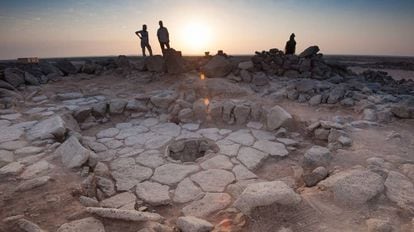 Os pedaços de pão foram achados numa lareira (centro da imagem) no sítio arqueológico natufiano de Shubayqa 1