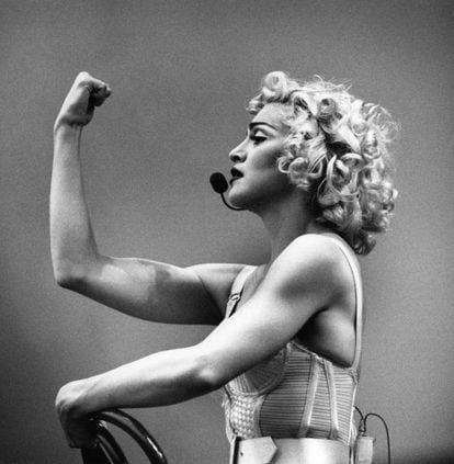 O apelido que lhe deram já era significativo: Ambição Loira. Nos anos oitenta, era muito chamativo que as mulheres tivessem uma ambição, a ponto de ser etiquetada por isso junto com a cor dos seus cabelos, um dado aparentemente relevante, como se a união das duas coisas fosse uma ousadia inconcebível, a qual convinha destacar. Mas o fato é que Madonna é um exemplo de determinação, uma cantora que levou sua carreira para onde quis (quase sempre um passo à frente do resto), que administrou maravilhosamente seus recursos e foi inspiração para milhares de garotas e garotos do mundo todo. Na foto, Madonna durante um show em Roterdã, em 1990.