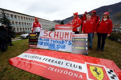 Fãs de Schumacher mostram cartazes com mensagens de apoio em frente ao hospital de Grenoble (França).