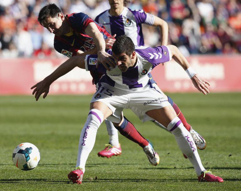 Mitrovic impede o avanço de Messi.