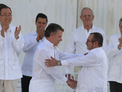 O presidente da Colômbia, Juan Manuel Santos, e o líder das FARC, Rodrigo Londoño Echeverri, conhecido como ‘Timoshenko’, cumprimentam-se depois da assinatura do acordo de paz.