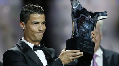 Ronaldo posa com o troféu de melhor jogador da UEFA.