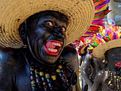 Folião durante desfile de carnaval em Barranquilla, na Colômbia. Este carnaval foi considerado pela UNESCO patrimônio cultural e da humanidade em 2003.