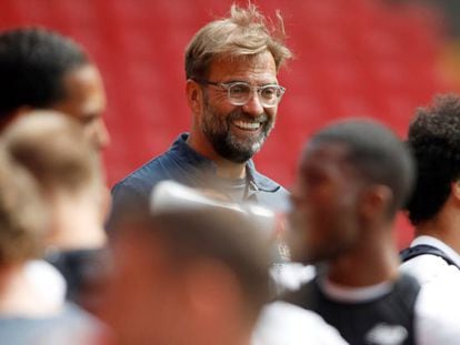 Jürgen Klopp brinca com Salah em Anfield.