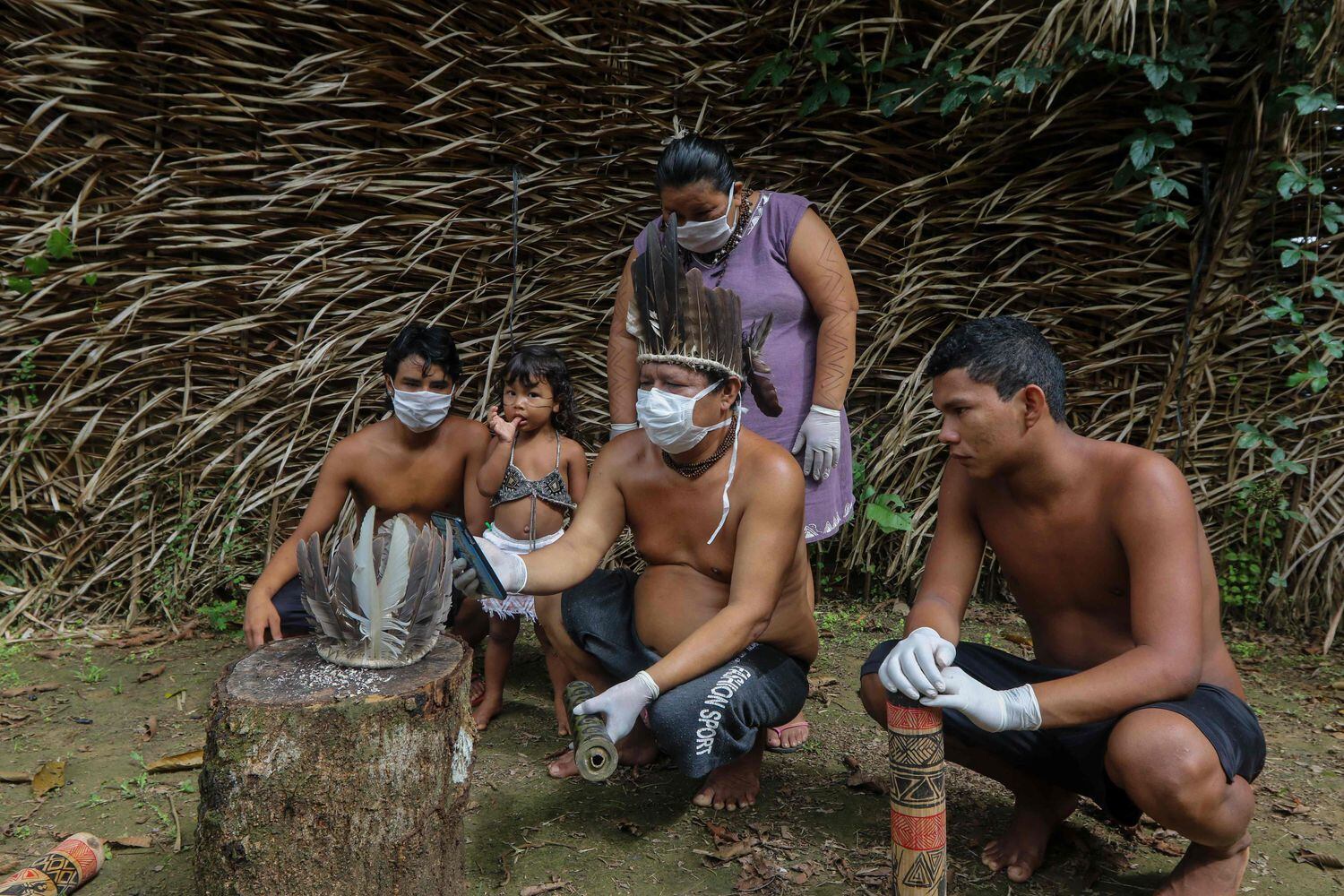 Indígenas Sateré-Mawé falam por vídeo com um médico de São Paulo sobre os cuidados para evitar o coronavírus, na região de Sahu-Ape (a 80 quilômetros de Manaus), nesta terça-feira.