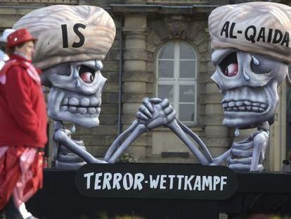 Bonecos representam Estado Isl&acirc;mico e Al-Qaeda no carnaval de D&uuml;sseldorf (Alemanha).