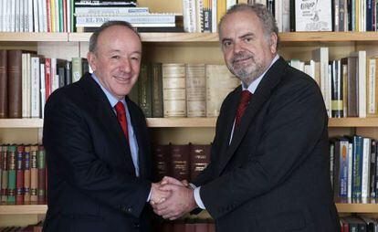 O presidente de honra do grupo PRISA, Ignacio Polanco, à direita saúda o empresário mexicano Roberto Alcántara.