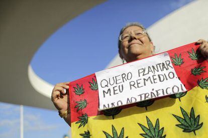 Mulher na marcha da maconha em Brasília, em maio.