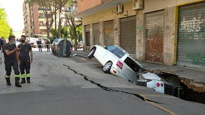 Dos coches, engullidos por un enorme socavón en el barrio romano de Torpignattara el martes