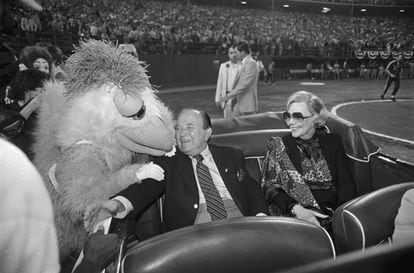 Ray Kroc e a esposa, Joan, foram recebidos no estádio Jack Murphy, em San Diego, quando ele fez 80 anos. Foi em 1982. O frango é um dos mascotes da cidade.