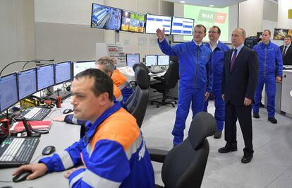 Putin inspeciona a usina de gás natural liquefeito Yamal LNG durante a inauguração em dezembro de 2017.