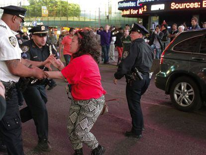 Um manifestante diante da polícia nas ruas de Baltimore