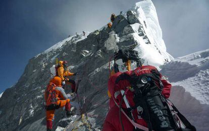Alpinistas subindo o monte Everest.