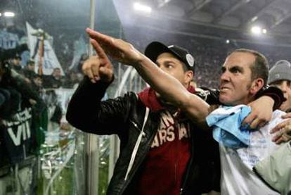 Paolo Di Canio, capitão da Lazio, faz a saudação fascista em 2005