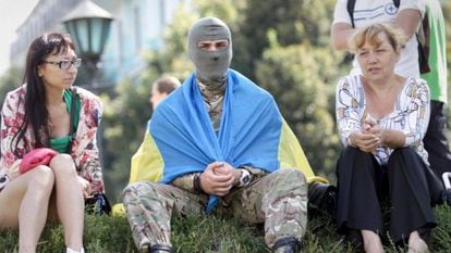 Um membro do batalhão de voluntários Azov durante uma cerimônia de despedida de soldados em Kiev.