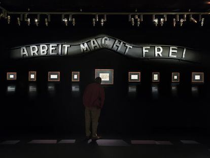 Sala da exposição com o cartaz da entrada do campo de Auschwitz, no que se lê "O trabalho liberta".