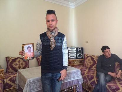 Mohamed Abdelmalki, 21 anos, posa com a foto do amigo Ilias Mazyani, 19, que morreu em 3 de dezembro na fronteira da Grécia com a Macedônia.