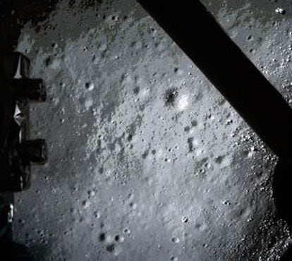 Imagem do chão lunar captada pela sonda 'Chang' E3 durante seu descenso.