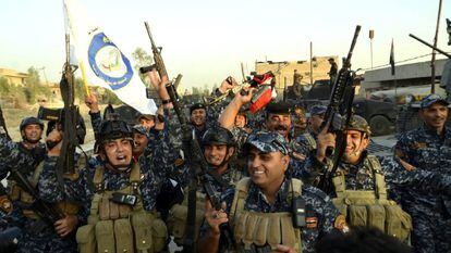 Soldados iraquianos celebram no centro de Mosul a retomada da cidade