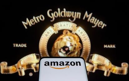 Um celular com o logotipo da Amazon diante de uma imagem da MGM.