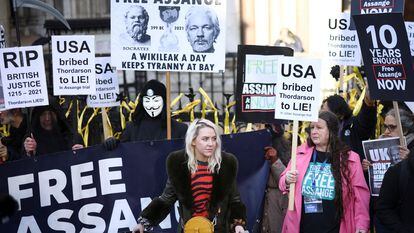 Seguidores de Julian Assange em frente ao tribunal de Londres, nesta sexta-feira.