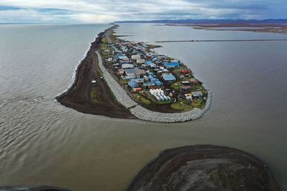 Imagem aérea de povoado da região de Kivalina, no Alascar, ameaçado pelo aumento do nível do mar.