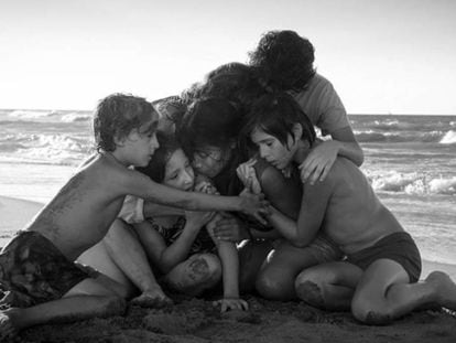 "Tudo vem e vai: solidariedade, amor, a vida... e só às vezes podemos nos abraçar junto ao oceano", diz Guillermo Del Touro sobre esta cena