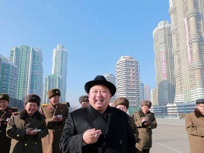 Kim Jong-un visita os edifícios da avenida Ryomyong, em Pyongyang, em 2017.