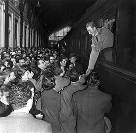 Juan Carlos, ao chegar à estação Mediodía-Delicias de Madrid, em 1955.