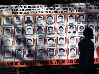 Manta com fotos dos 43 estudantes desaparecidos em Iguala.