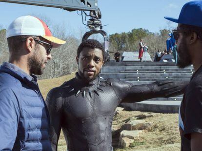 Chadwick Boseman (centro) nas rodagens de ‘Pantera Negra’, um dos filmes da Marvel rodados na Geórgia. Em vídeo, declarações do CEO da Disney, Bob Iger (em inglês).