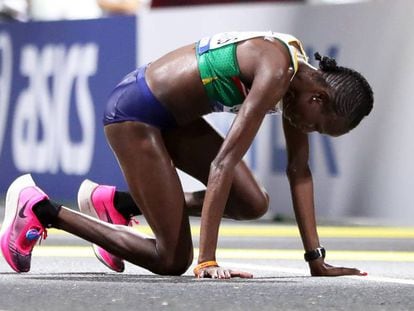 Helalia Johannes, da Namíbia, terceira classificada na maratona, após cruzar a linha de chegada.