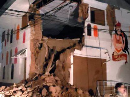 Imagem publicada pelo Corpo de Bombeiros de dano provocado pelo terremoto na cidade de Yurimaguas.