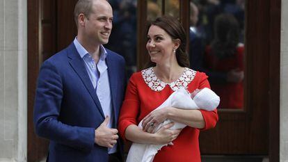 O príncipe William e Kate Middleton, a duquesa de Cambridge, deixam o hospital com o terceiro filho do casal.
