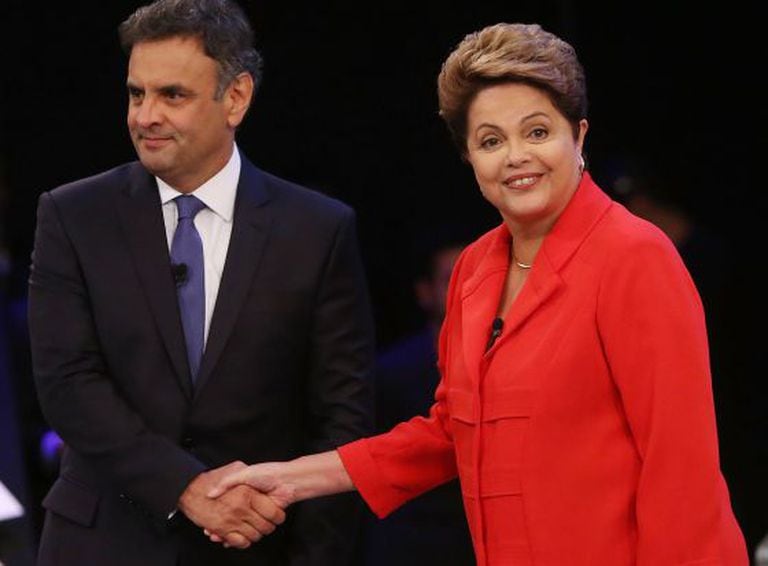 Aécio Neves e Dilma Rousseff se cumprimentam.