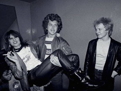 Chrissie Hynde com Steve Jones, que a tem nos braços, e Paul Cook. Jones e Cook são os dois integrantes dos Sex Pistols a quem a cantora do The Pretender não pediu em casamento. Foto do livro ‘Reckless: My Life as A Pretender’