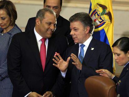 Santos (dir.), na segunda-feira, com o presidente do Congresso.