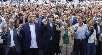 Manifestação em Barcelona pedindo a libertação de Jordi Sánchez e Jordi Cuixart