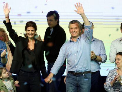 Mauricio Macri, Juliana Awada e a vice-presidenta Gabriela Michetti, celebram a vitória eleitoral.