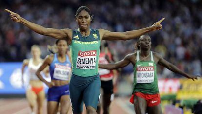 Semenya vence a prova dos 800m do Mundial de Atletismo de Londres, em agosto de 2017.