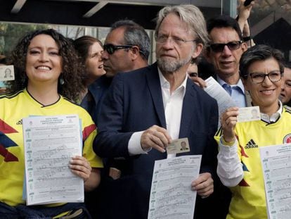 De esq. para a dir., Angélica Lozano, Antanas Mockus e Claudia López, três dos promotores da consulta contra a corrupção, votam em Bogotá. Em vídeo, entrevista coletiva do presidente colombiano, Iván Duque.