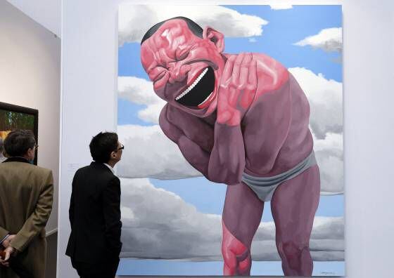 Dois homens contemplam a obra ‘Céu Azul e Nuvens Brancas’, do artista chinês Yue Minjun, durante a feira Art Paris, em 2014. 
