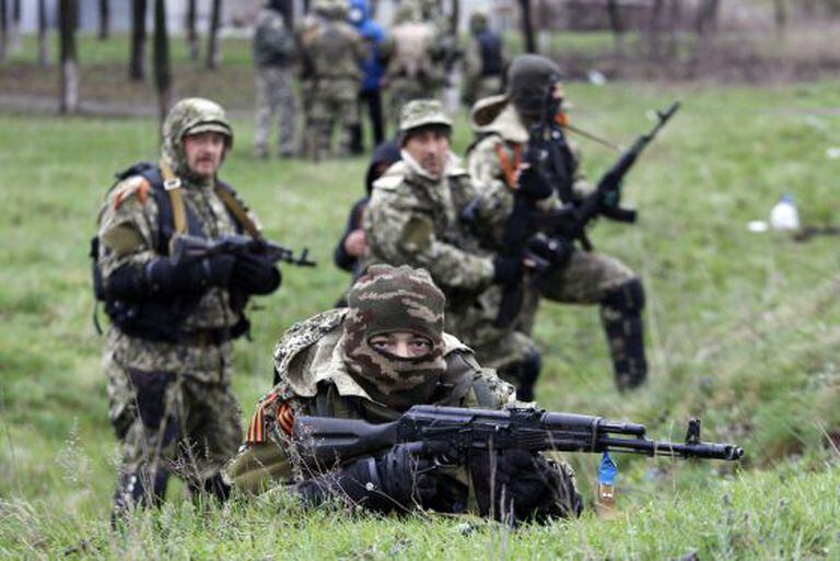 Activistas prorrusos, prontos para enfrentar à policial em Slaviansk.