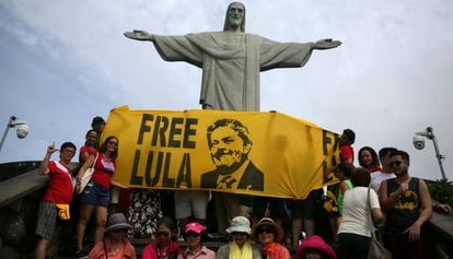 Simpatizantes de Lula no Cristo Redentor do Rio.